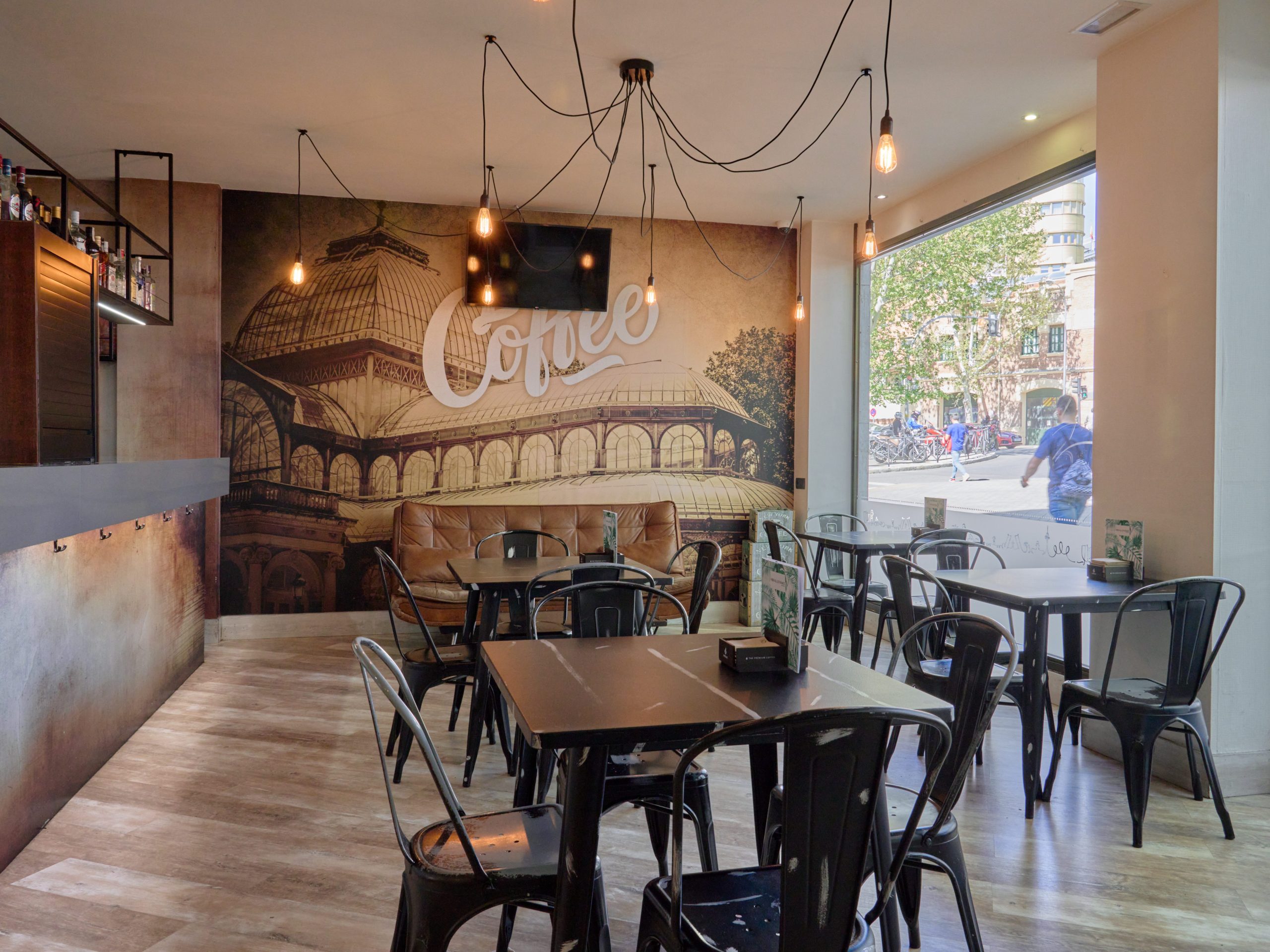 Mesas y espacios en Cafetería Puerta de Toledo