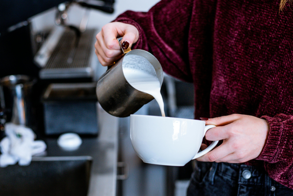 Persona sirviendo café