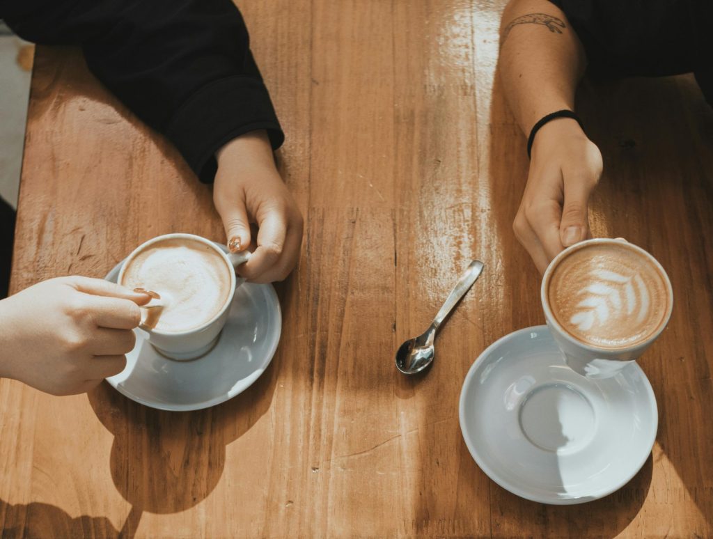 Cuatro personas tomando café