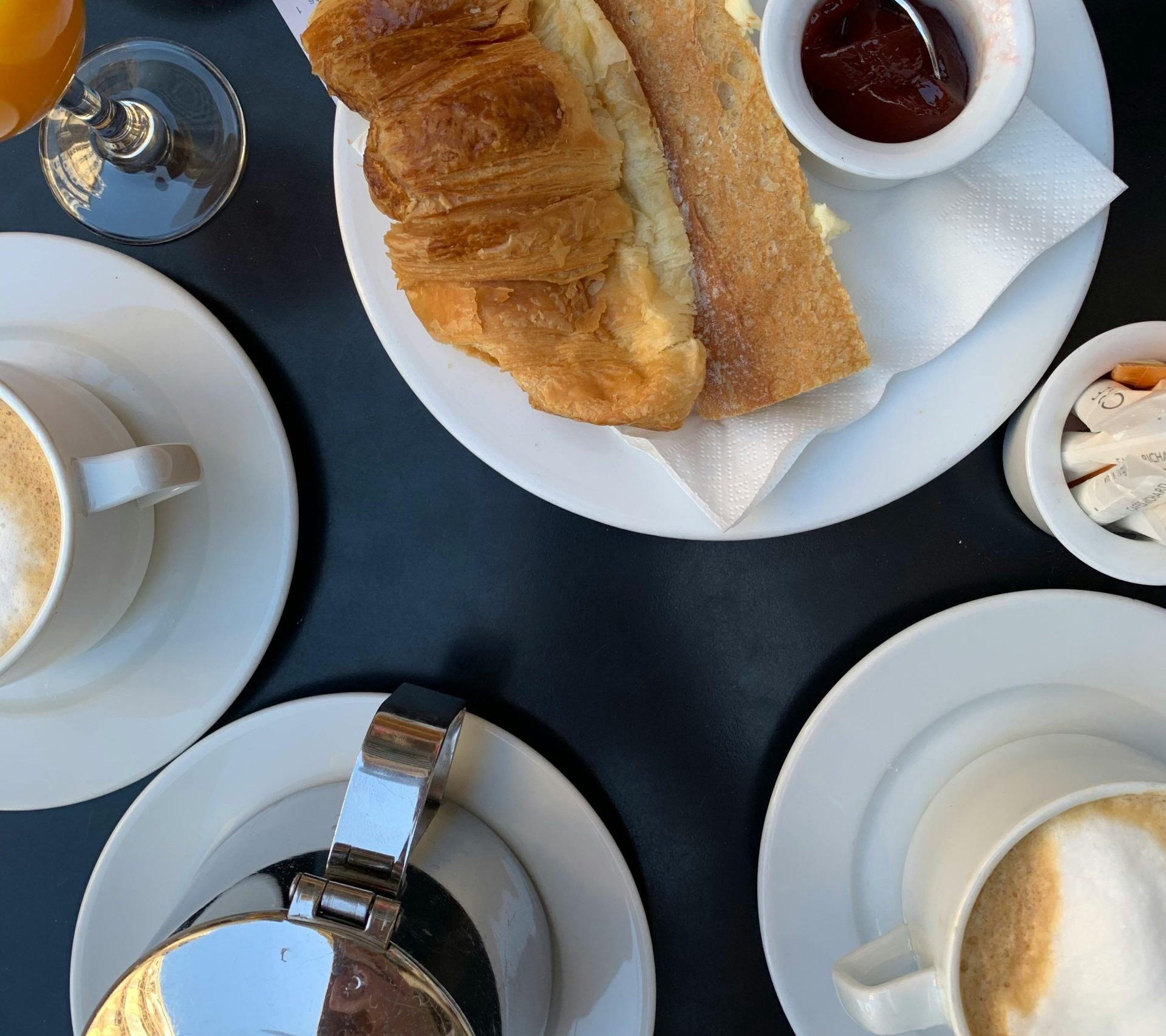 Desayuno clásico con tostadas y café