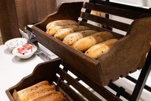 Variedad de panes para desayunar