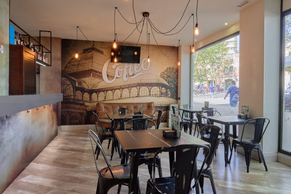 Mesas y espacios en Cafetería Puerta de Toledo