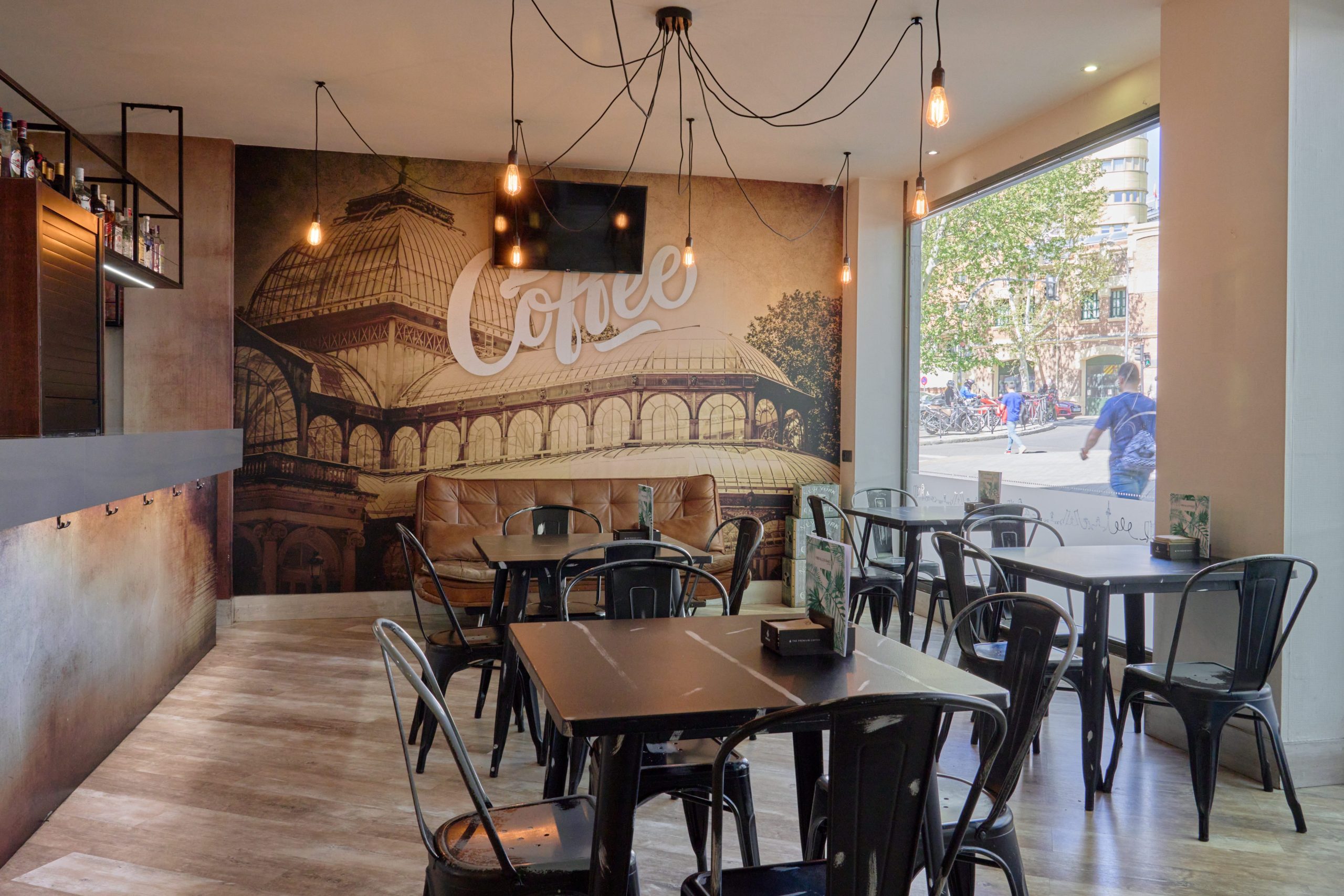 Mesas y espacios en Cafetería Puerta de Toledo 