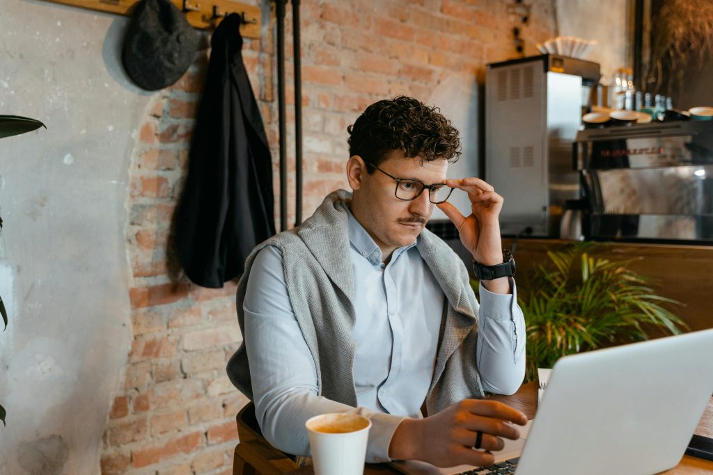 Cliente trabajando en la Cafetería
