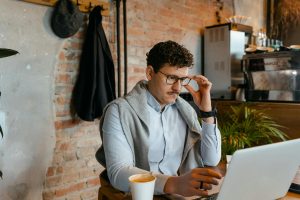 Cliente trabajando en la Cafetería